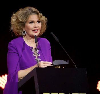 شاهد .. يسرا تتألق بفستان من تصميم إيلي صعب وهذا سعره