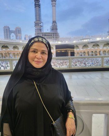 شاهد .. إلهام شاهين تؤدي مناسك العمرة مرتدية الكوفية الفلسـ طينية - بالصور