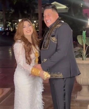 شاهد .. قبلة حمو بيكا لزوجته تثير الجدل.. وطريقة استعراضها لمجوهراتها تعرضها للهجوم