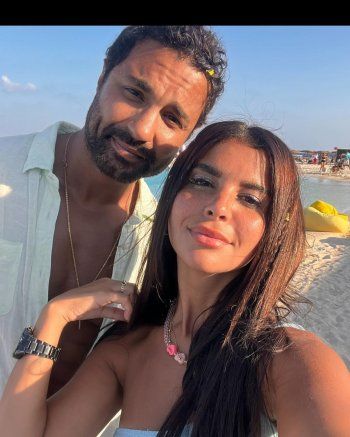 شاهد .. زوجة كريم فهمي تعايده بعيد ميلاده .. وهذا ما استغربه الجمهور