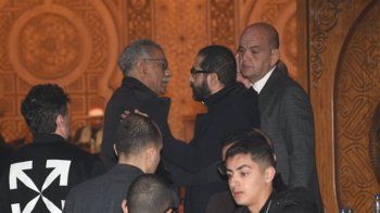 شاهد .. ياسمين عبد العزيز وسيد رجب ومحمد حماقي وغيرهم من الممثلين يواسون أحمد حلمي في عزاء شقيقه