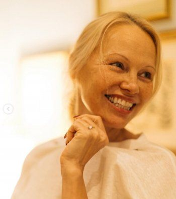 شاهد .. بالصور- نجمة شهيرة تثير الجدل بشكلها من دون ماكياج