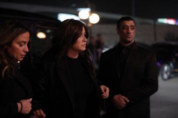 شاهد .. ياسمين عبد العزيز وسيد رجب ومحمد حماقي وغيرهم من الممثلين يواسون أحمد حلمي في عزاء شقيقه