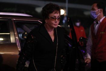 شاهد .. ياسمين عبد العزيز وسيد رجب ومحمد حماقي وغيرهم من الممثلين يواسون أحمد حلمي في عزاء شقيقه