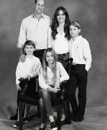 شاهد .. بالصورة - لقطة غير عادية بالشكل والمضمون للأمير ويليام وعائلته بمناسبة عيد الميلاد