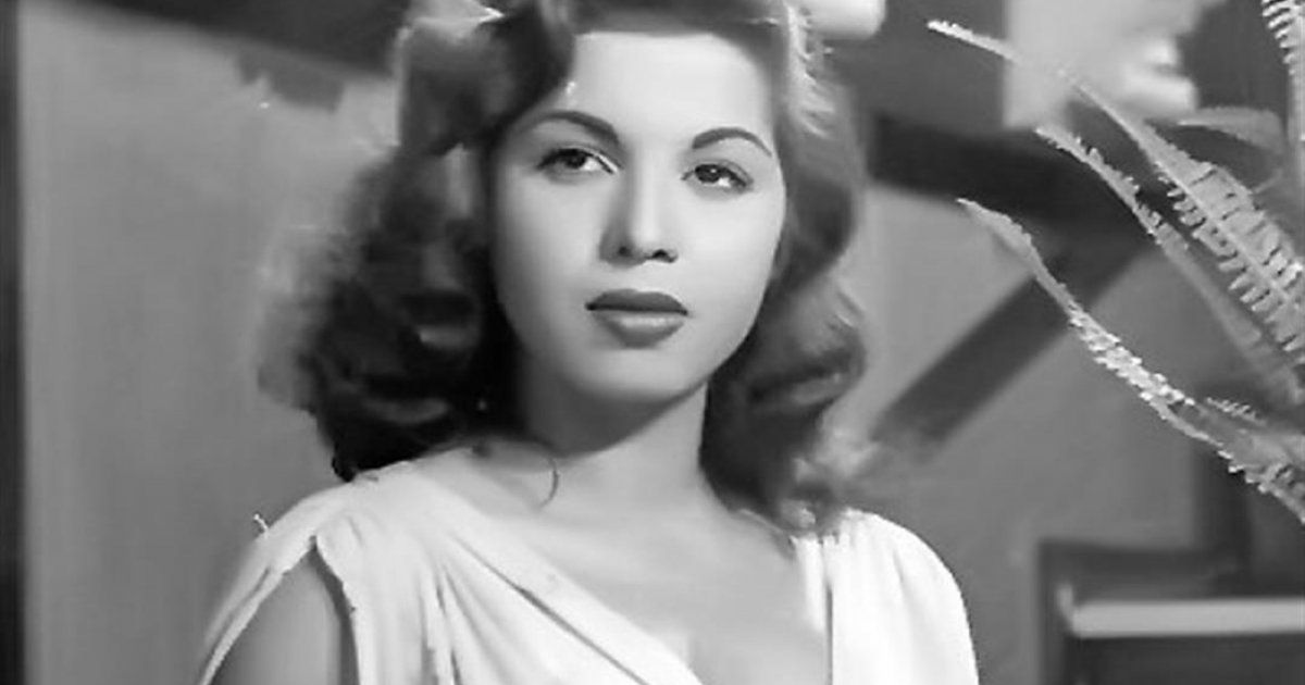 شاهد .. ثعبان يرقص مع سامية جمال ويثير ذعر الجمهور في المسرح