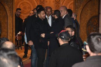 شاهد .. ياسمين عبد العزيز وسيد رجب ومحمد حماقي وغيرهم من الممثلين يواسون أحمد حلمي في عزاء شقيقه