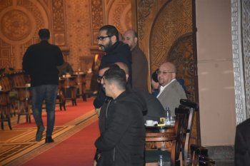 شاهد .. ياسمين عبد العزيز وسيد رجب ومحمد حماقي وغيرهم من الممثلين يواسون أحمد حلمي في عزاء شقيقه