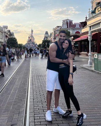 شاهد .. زوجة كريم فهمي تعايده بعيد ميلاده .. وهذا ما استغربه الجمهور