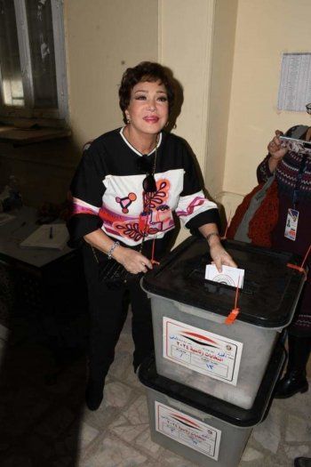 شاهد .. أشرف زكي ويسرا وإدوارد ونبيلة عبيد وغيرهم يشاركون بأول أيام الإنتخابات الرئاسية المصرية