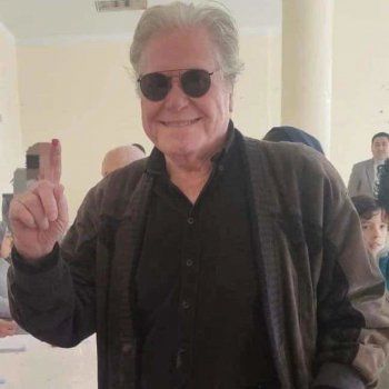 شاهد .. أشرف زكي ويسرا وإدوارد ونبيلة عبيد وغيرهم يشاركون بأول أيام الإنتخابات الرئاسية المصرية