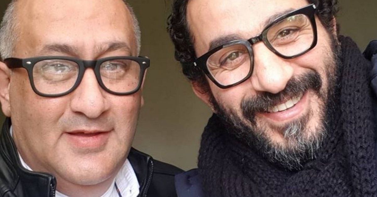 شاهد .. ياسمين عبد العزيز وسيد رجب ومحمد حماقي وغيرهم من الممثلين يواسون أحمد حلمي في عزاء شقيقه