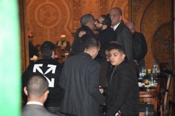 شاهد .. ياسمين عبد العزيز وسيد رجب ومحمد حماقي وغيرهم من الممثلين يواسون أحمد حلمي في عزاء شقيقه