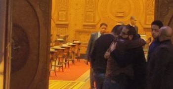 شاهد .. بدء مراسم العزاء بشقيق أحمد حلمي الأكبر