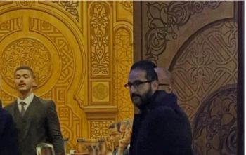 شاهد .. بدء مراسم العزاء بشقيق أحمد حلمي الأكبر