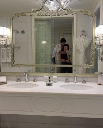 شاهد .. زوجة كريم فهمي تعايده بعيد ميلاده .. وهذا ما استغربه الجمهور