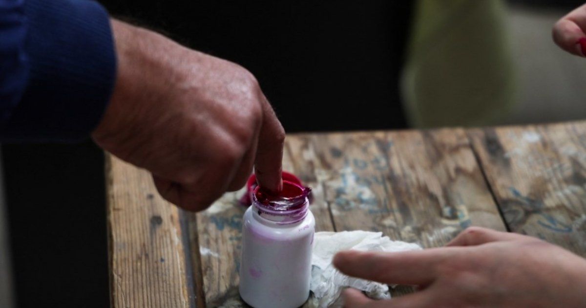 شاهد .. أشرف زكي ويسرا وإدوارد ونبيلة عبيد وغيرهم يشاركون بأول أيام الإنتخابات الرئاسية المصرية