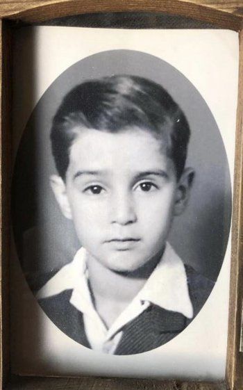 شاهد .. بصورة نادرة من طفولته.. عباس النوري يحتفل بعيد ميلاده