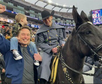 شاهد .. إيلون ماسك في ظهور نادر خلال مباراة لكرة القدم