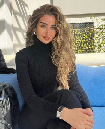 شاهد .. بالصورة - هنا الزاهد تتألق بالكاجوال الاسود وجمالها يحبس الانفاس