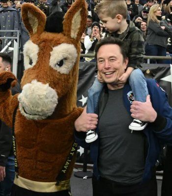 شاهد .. إيلون ماسك في ظهور نادر خلال مباراة لكرة القدم