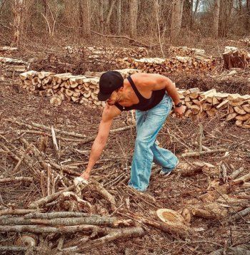 شاهد .. بالصورة - سعد لمجرد يطل من الغابة..وهذا ما كان يفعله