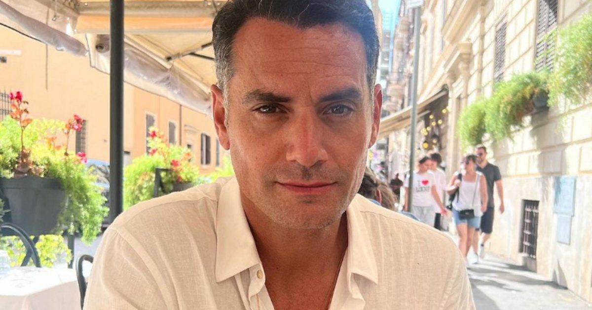 شاهد .. بصورة طريفو أثناء إستمتاعه بألعاب الفيديو..أيمن قيسوني يخطف الأنظار مع حيواناته الأليفة وهذا ما قاله