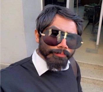 شاهد .. شبيه تامر حسني يُحدث موجة جدل بإطلالته-بالصورة