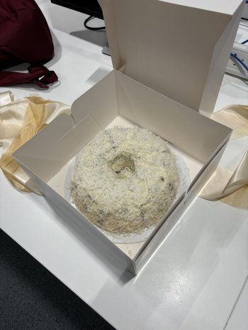 شاهد .. توم كروز يرسل مئات كعكات جوز الهند إلى توم هانكس وجيمي فالون وغيرهما بمناسبة عيد الميلاد