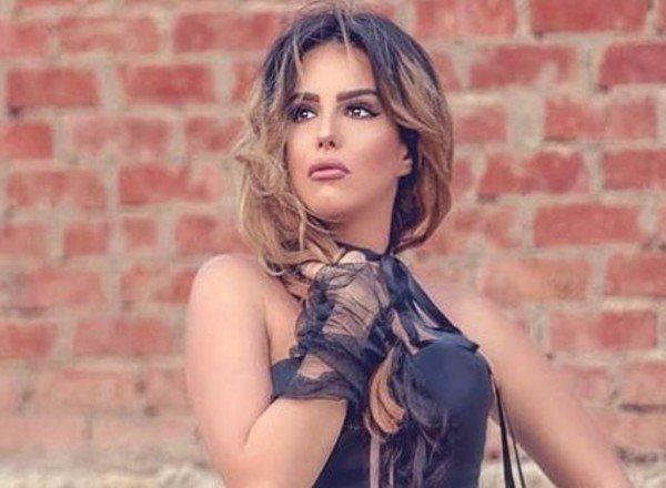 شاهد .. دنيا عبد العزيز تمارس هذه الطقوس الخاصة في ذكرى وفاة والدتها