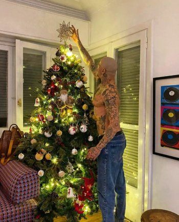 شاهد .. بأجواء ميلادية..أحمد الفيشاوي يحتفل إلى جانب شجرة الميلاد