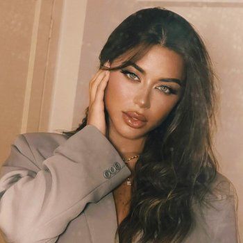 شاهد .. أنوثة يارا السكري وجمالها يخطف قلوب الجمهور