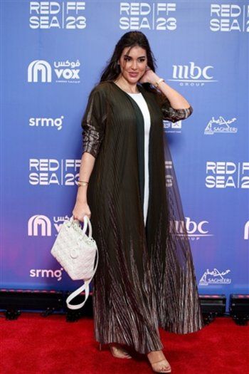 شاهد .. ياسمين صبري بعباءة شرقية أنيقة.. وسعرها غريب
