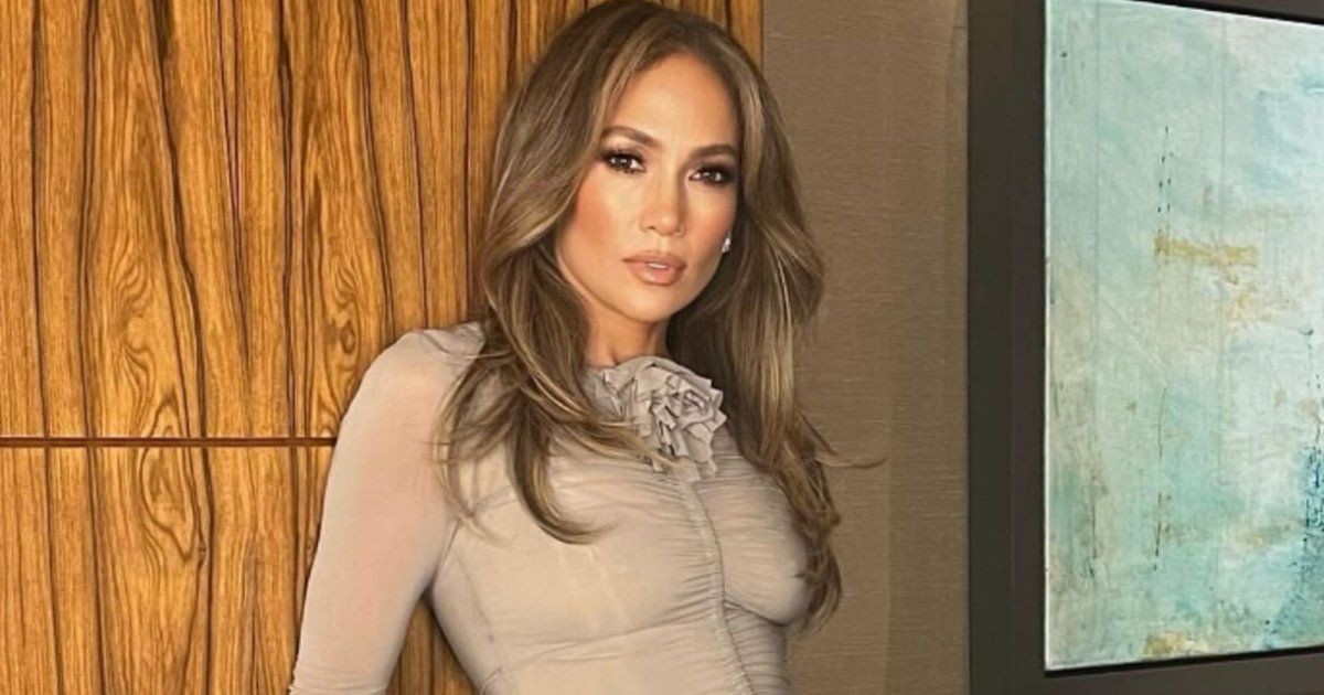 شاهد .. بالصور- في أجواء ميلادية مميزة..جينيفر لوبيز تبهر الجمهور بإطلالتها الراقية