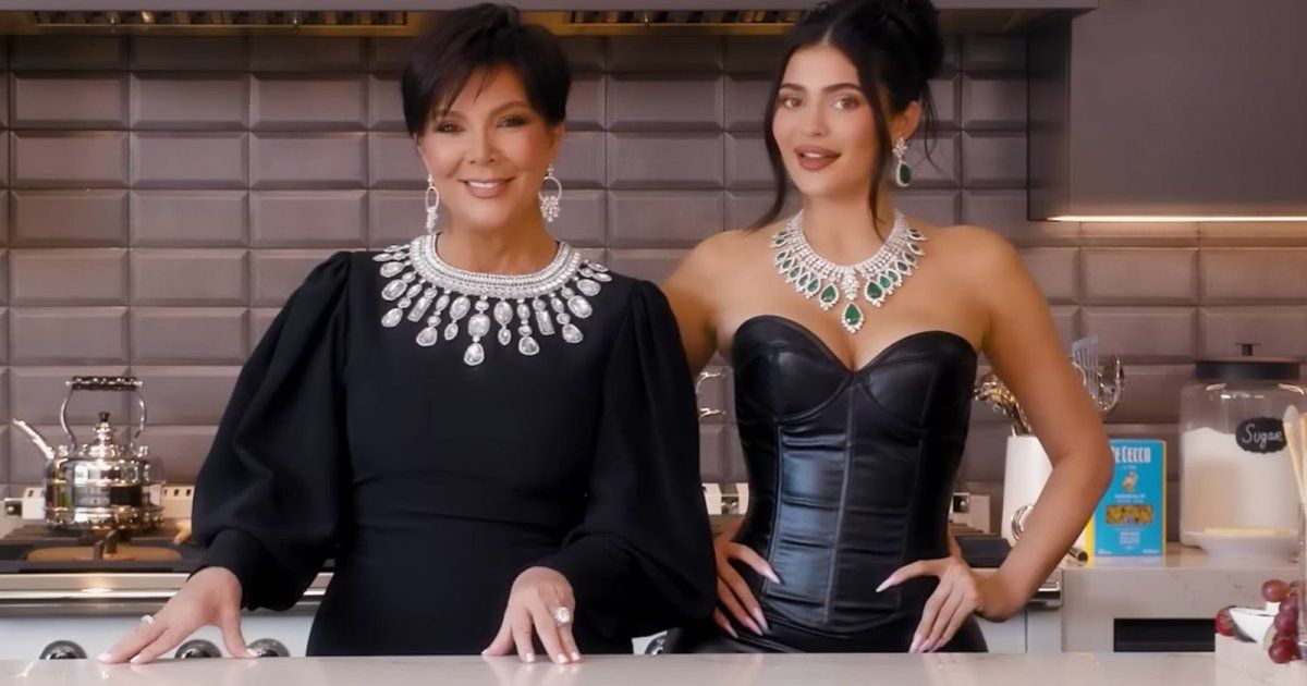 شاهد .. بالصورة- بلوك اسود وأناقة مميزة..كايلي جينر تقضي وقت ممتع مع والدتها كريس جينر