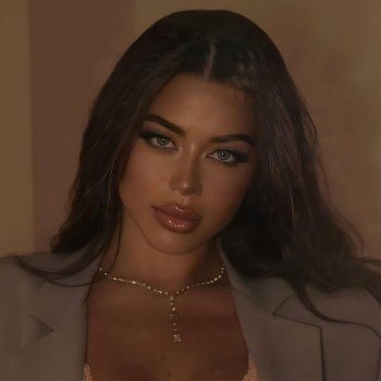 شاهد .. أنوثة يارا السكري وجمالها يخطف قلوب الجمهور