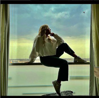 شاهد .. بالصورة - هنا شيحة تتألق بلوك كاجول رائع على غروب الشمس