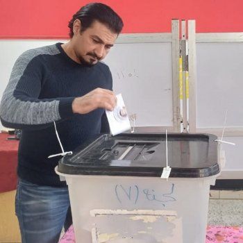 شاهد .. بالصورة - ياسر جلال يدلي بصوته بالإنتخابات الرئاسية المصرية بشخصية مسلسله الجديد " ألف ليلة وليلة "