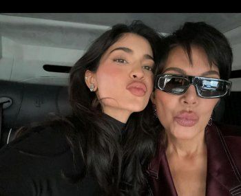 شاهد .. بالصورة- بلوك اسود وأناقة مميزة..كايلي جينر تقضي وقت ممتع مع والدتها كريس جينر