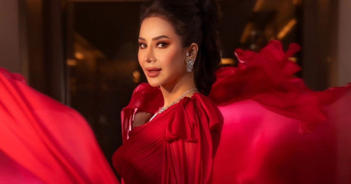 شاهد .. بالصورة- بفستان براق وريش أبيض..لجين عمران تتألق بجمالها