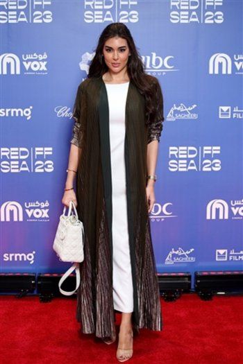 شاهد .. ياسمين صبري بعباءة شرقية أنيقة.. وسعرها غريب