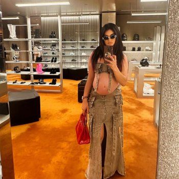 شاهد .. ريما فقيه تستعرض بطنها المنتفخ بكروب توب قصير- بالصورة