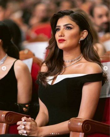 شاهد .. مي عمر بإطلالة مبهرة.. وهكذا بدت بالأبيض والأسود