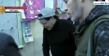 شاهد .. بالصور - محمد منير يشارك بصوته في الإنتخابات الرئاسية المصرية