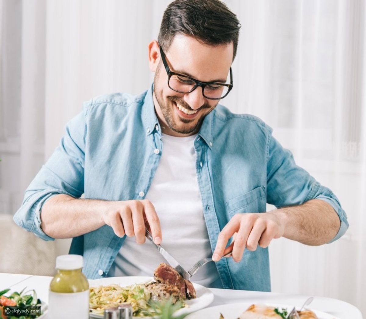 أطعمة ومشروبات تحسن الحالة المزاجية.. منها المخلل