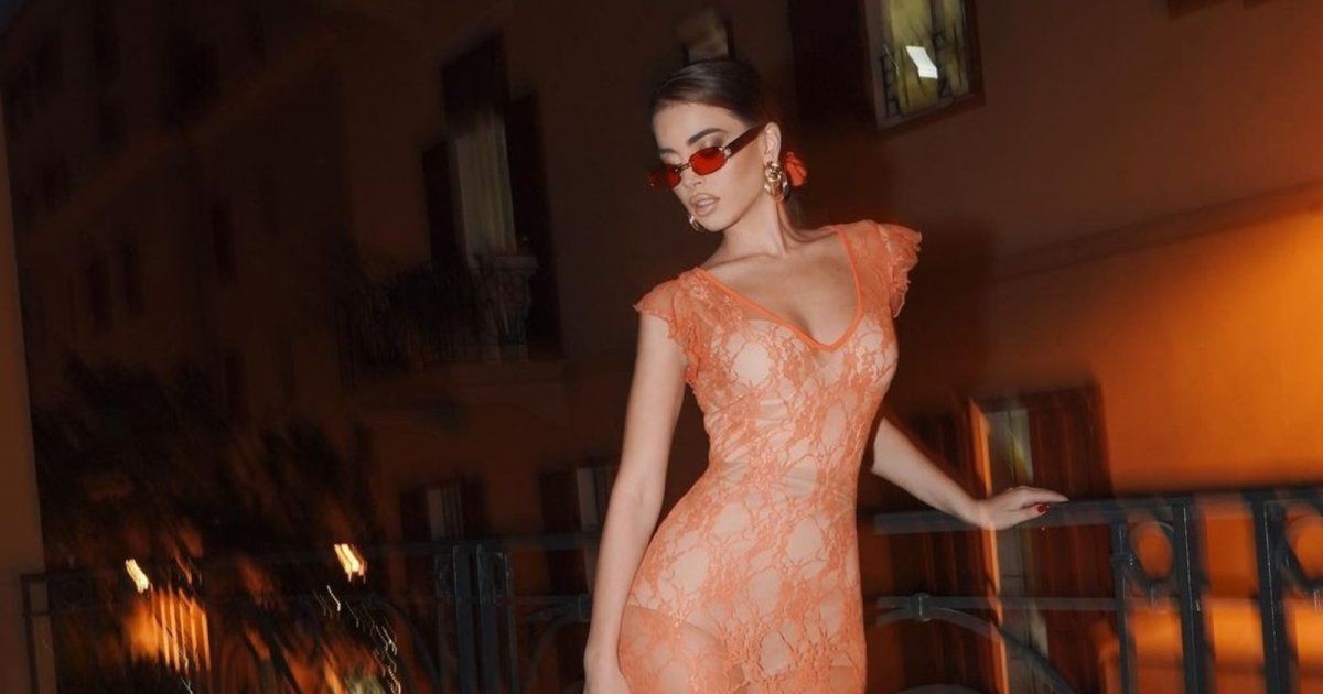 شاهد .. وصيفة ملكة جمال لبنان تخطف الأنظار بإطلالة أنيقة مميزة