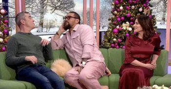 شاهد .. جيسون موموا يثير الجدل بتصرفه المسيء