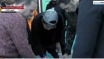 شاهد .. بالصور - محمد منير يشارك بصوته في الإنتخابات الرئاسية المصرية