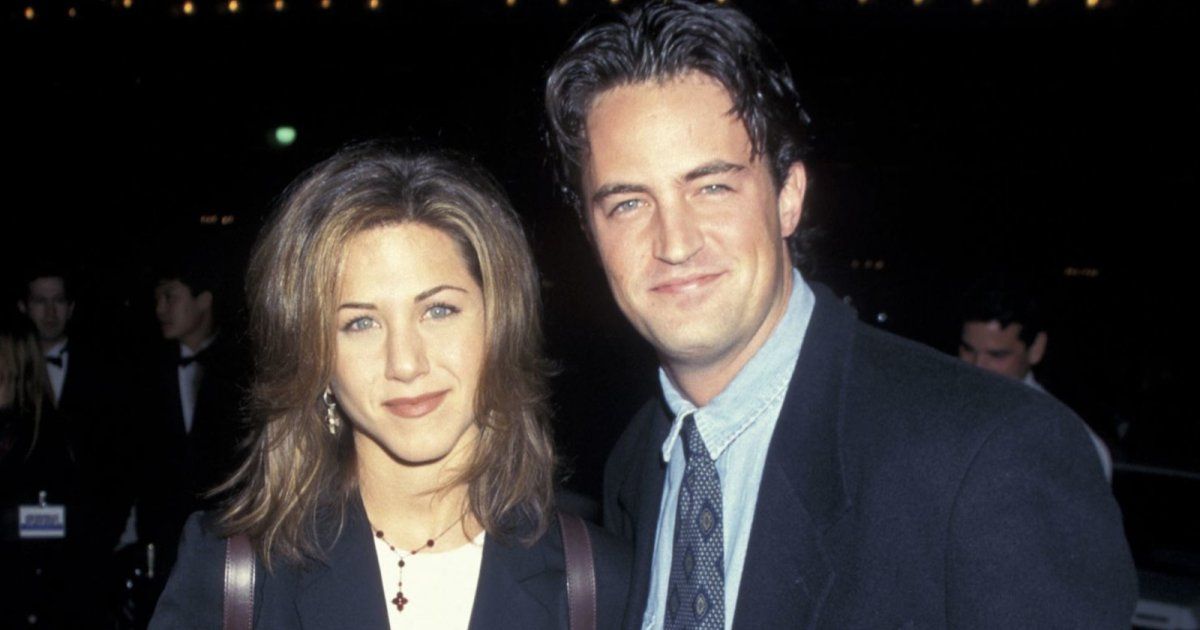 شاهد .. جنيفر أنيستون تروي تفاصيل آخر مكالمة جمعتها بـ ماثيو بيري يوم وفاته