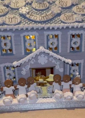 شاهد .. بالصورة- أولاد كيم كارداشيان يحذفون اسم زوجة والدهم الجديدة من زينة عيد الميلاد